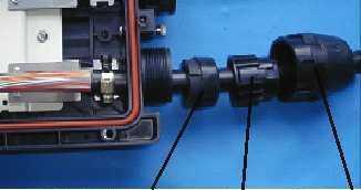 Installeras flera kablar i en kabelingång används samma kabelklämma.