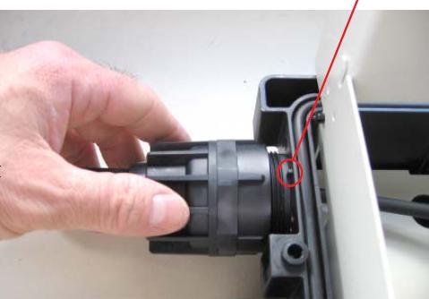 Kabelmanteln måste vara fri från djupa spår eller andra skador under packningen.