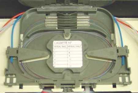 Med hjälp av locket (finns under nummeretiketten) som placeras vid kassettens ingång hålls tubhållaren på plats, se bild nr 3.