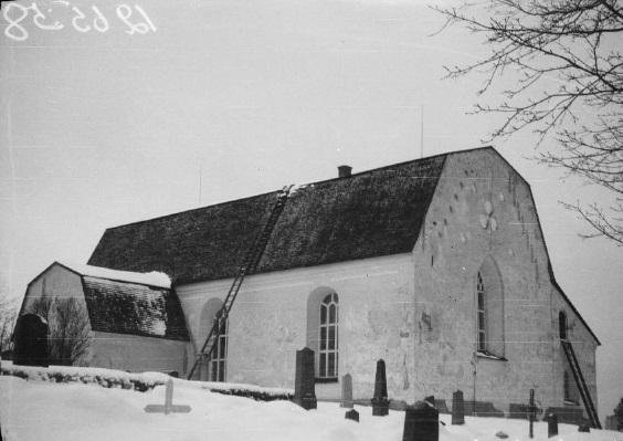 Ursprungligen omfattade kyrkan dagens långhus med rakslutet kor och ett vapenhus vidbyggt i söder. Gråstensmurarna är resta efter en något skev grundplan.