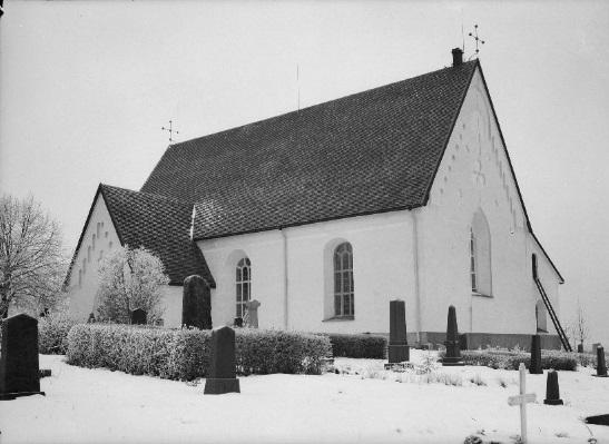 Kyrkorummet täcks med tre höga stjärnvalv, som symboliskt bärs upp av gubbar och atlasfigurer infogade i valvribborna.