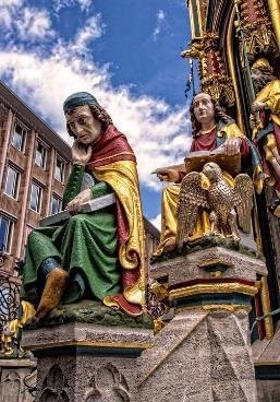 Den massiva stadsmuren, rikt utsmyckade kyrkor, fantasifullt utformade brunnar, spår av långvarig handel med hela världen, Fembohaus med Nürnbergs stadsmuseum och Tucherschloss