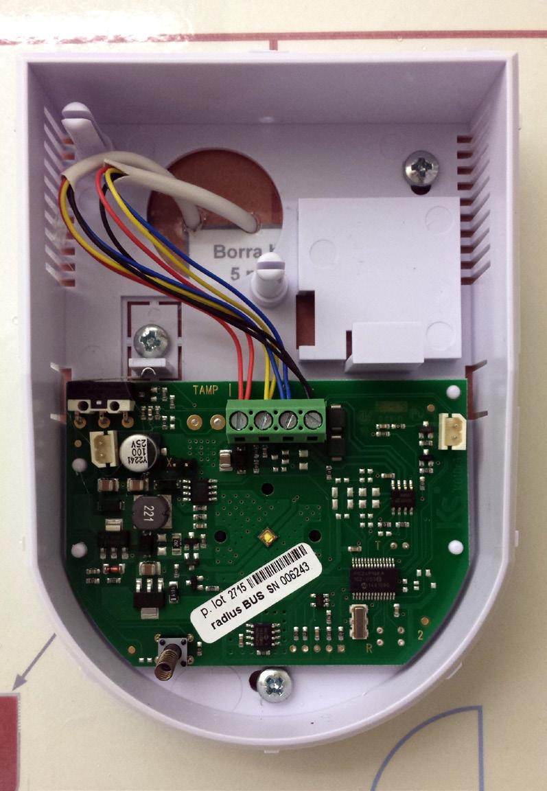 Steg 13 - Montera siren radius Skruva fast inomhussiren radius med