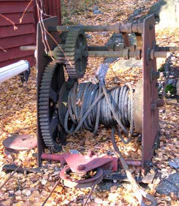Del av Tor Köpings gamla Mattikran i Malax, Åminne, år 2005. Enkel handdriven kran för upptagning av båtar.