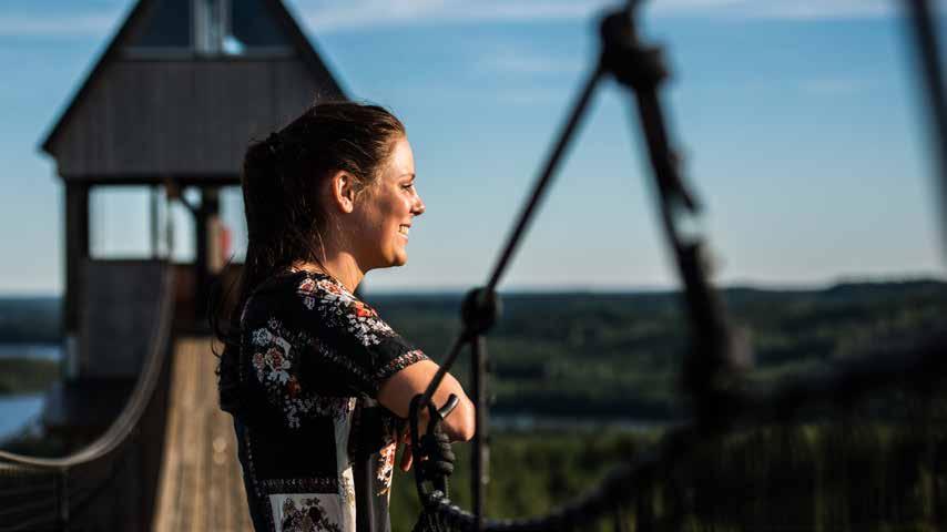 Zipline efter lunch Röda Kamikaze-banan Kaffe/tee fralla efter åkningen innan hemfärd Entré hängbro Hänförande utsikt över sjö och skog TOTALPRIS Totalt pris per grupp med max 10 personer 19 500 SEK