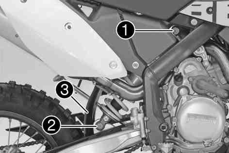 UNDERHÅLL AV CHASSI OCH MOTOR 39 11.13Demontera fjäderbenet x Palla upp motorcykeln. ( s 34) Ta bort skruven och sänk bakhjulet med baksvingen tills bakhjulet knappt kan vridas.