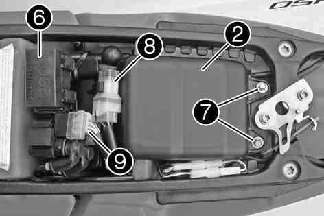 Kontaktbrickorna ska monteras mellan batteripolerna och kabelskorna med klorna uppåt. 100424-10 Dra åt skruvarna. Skruv batteripol M5 1,5 Nm Fäst säkringslådan på batteritäcklocket. Sätt i skruvarna.