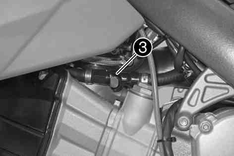 Dra insugningsröret genom hålet framtill på bränsletanken och positionera det. Fäst bränslepumpens stickkontakt. 100438-10 Rengör bränsleledningens stickkontakt noggrant med tryckluft.