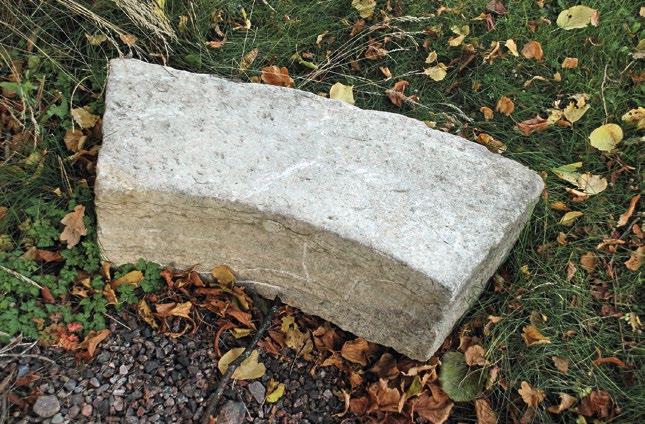 Även utanför kyrkogårdsmuren i nordväst, på grannfastigheten, låg en byggnadssten.