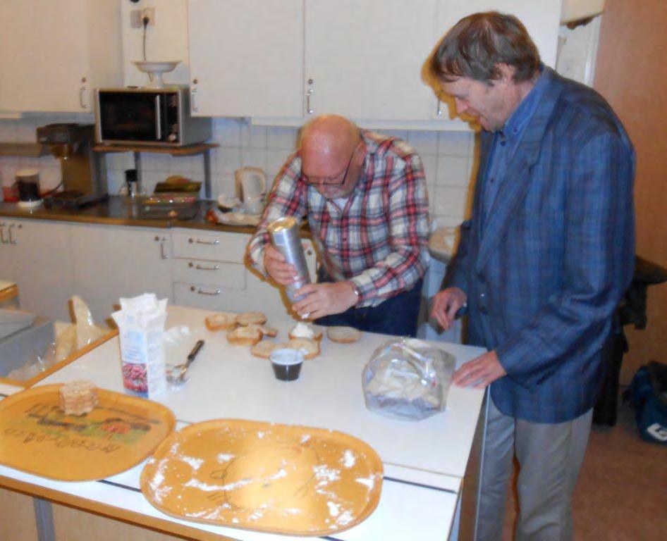 utanför Vestmannaöarna. Till kaffet serverades semlor. De färdigställdes av Ove Karlsson, Hasse Wingdén övervakade så det blev lagom med grädde.