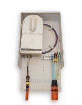 Integrerad fiberskarvhållare och spår för fiberrangering, sat integrerade kabelgenoföringar. Passar till både G652 & G657 fiber. Uppfyller BELLCORE GR-326, ISO 1133, DIN 53488.