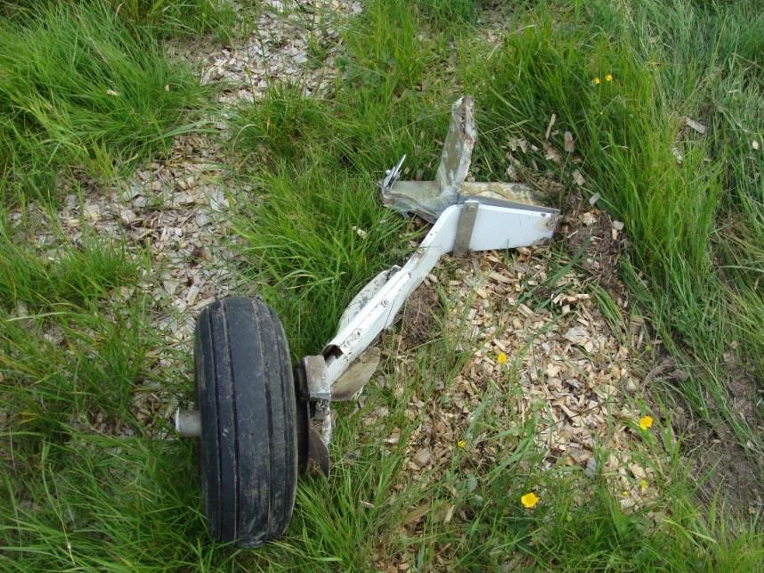 Efter olyckan kunde konstateras att vänster landställ lossnat från flygplanskroppen.