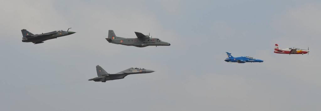 Försvarsutställningen Aero India 2017 Från vänster, LCA Tejas, Su 30MKI, Hindustan 228 201, Hawk I samt HTT 40.