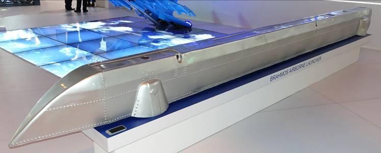 Kryssningsroboten BrahMos (Indien/Ryssland) Modell av BrahMos under Su 30MKI. Efter många års förseningar genomförde Indien 2016 de första flygproven med BrahMos-A.