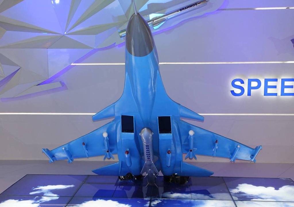 Den flygburna versionen väger omkring 2 500 kg (500 kg mindre än övriga versioner). BrahMos har hittills endast kunna avfyras från fartyg, ubåtar och fordon.