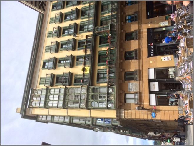 Exempel på äldre arkitektur i härliga varma färger med de typiska utanpåliggande träburspråken. Under de häftiga glasskyskraporna med lägre tillbyggnader i grön umbra.
