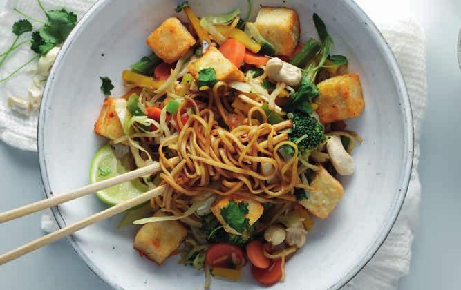 Grönsakswok MED ÄGGNUDLAR & TOFU 4 PORT, CA 30 MIN 250 g äggnudlar 300 g strimlad