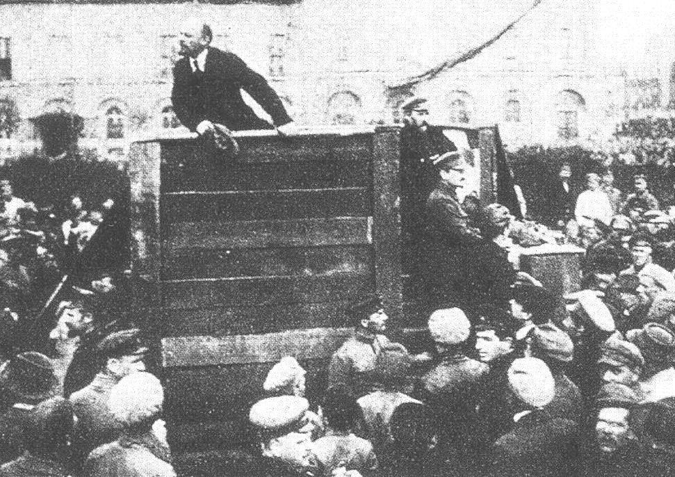 185 531BUnder Stalin-epoken sattes historieförfalskning i system En klassisk stalinistisk bildförfalskning.