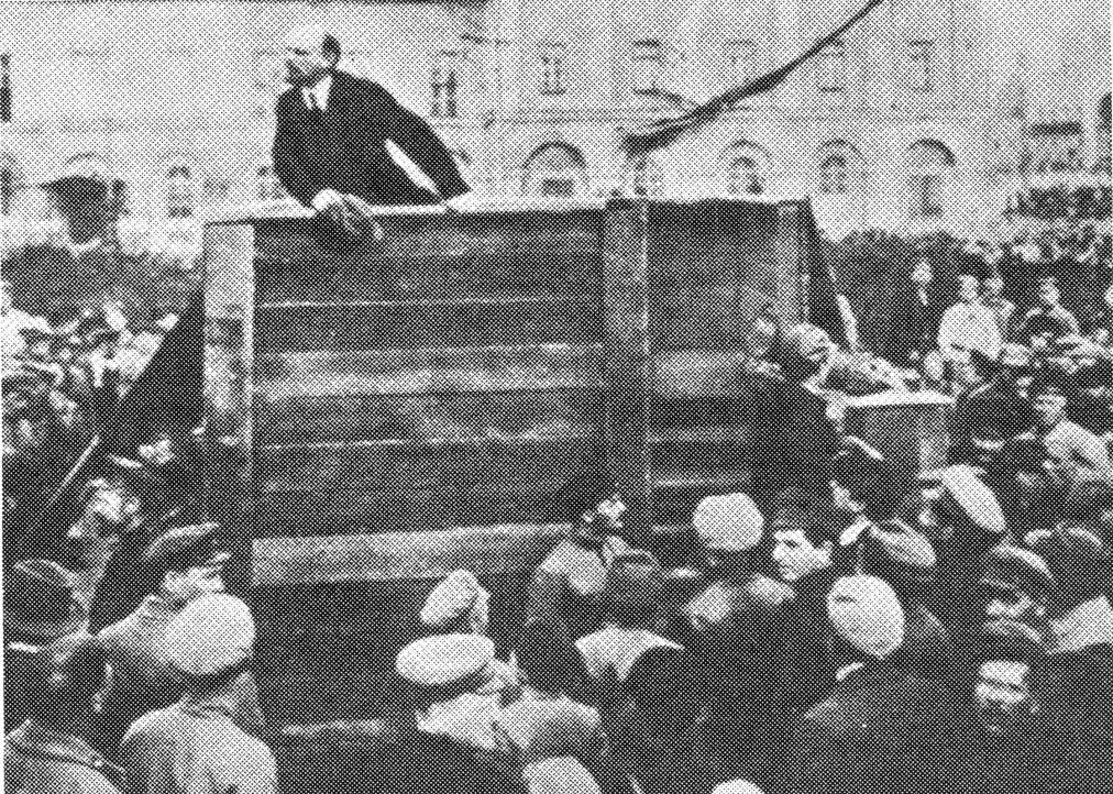 På det övre, originalfotot, står Kamenev och Trotskij till höger om Lenin, på trappan till den provisoriska talarstolen (de väntar på sin tur att få