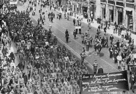 80 demonstrationen med hänvisning till hot från höger! För att inte provocera ställde bolsjevikerna in demonstrationen.