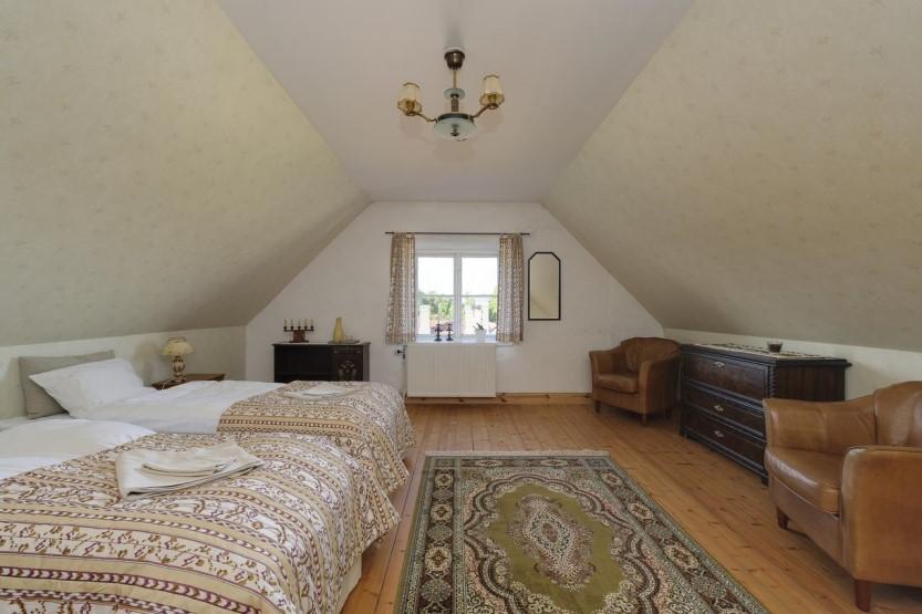 BO PÅ GAMLA BRUKSHANDELN B&B Detta privatägda och bekväma B&B ligger ca 100 m från Orangeriet. Stora, fräscha rum med åtta bekväma sängar.