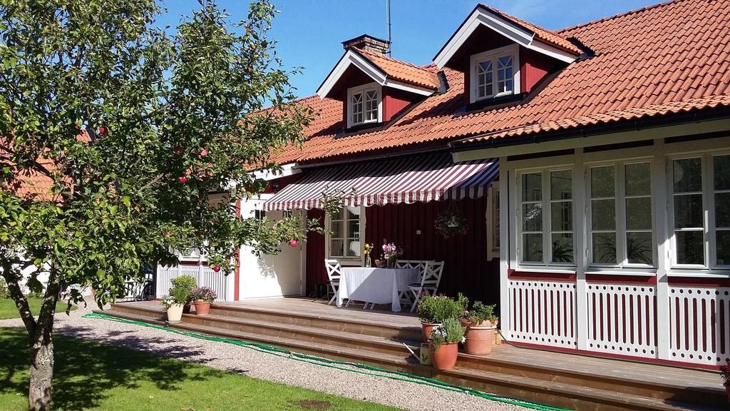 BO PÅ STRINDBERGS GÅRD B&B Här bodde Olof Strindberg, trädgårdsmästaren till Lövstabruks Herrgård och ja, bror till den kända författaren