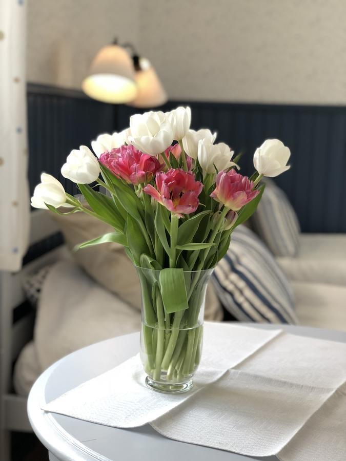 Som gäst är du välkommen i södra delen med egen ingång och sina 3 dubbelrum varav 2 kan bokas som enkelrum.