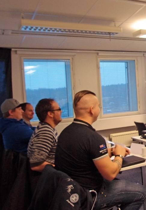 UTBILDNING SLR UTBILDNINGSDAGAR FORTS. Allt fler lagar, direktiv och avancerad teknik kräver TEKNISK KURS. Lars Värlander instruerar elever i Hi-O kurs. KURS OM INBROTTSLARM.