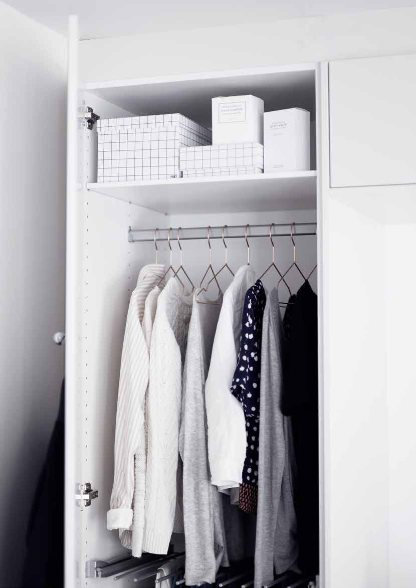 (HxBxDJ) 2250x600x580 mm med en hylla och klädstång LUCKA Modell Maja F20 (NCS S