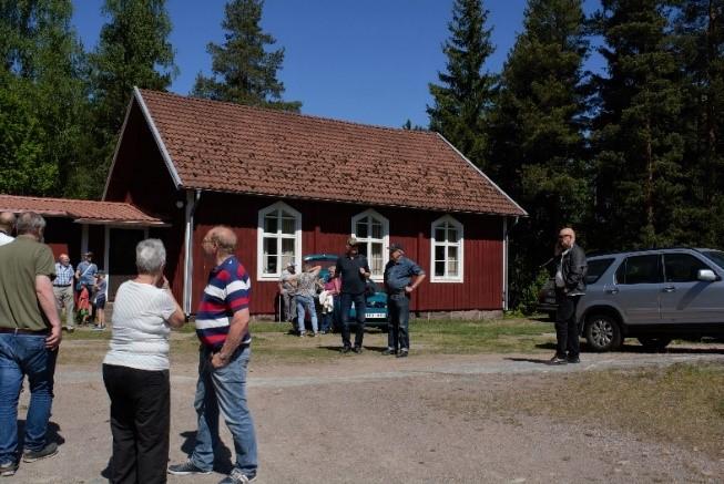 En intressant byvandring genomfördes i det vackra, soliga majvädret och en stor skara