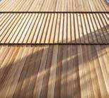 Kvarterets sockelvåning gjuts med naturfärgad betong för att få fram en varm grå nyans som kontrasterar mot övrig träfasad. Betongfasaden kan uppföras med valfri ytbehandling.