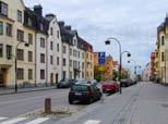 Belysningsstolpe sätts vid fastighetsgräns eller mellan cykelbana och körfält. 4 ska vara samanhållen från fasad till fasad utan kantstenar.