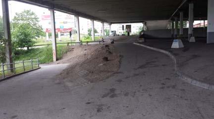 Bild 9: Gång- och cykelvägen går i en tunnel under Brandbergsleden för att komma upp under parkeringsdäcket där inlastningen till centrum finns.