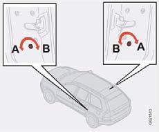 05 Reglage för barnsäkerhetsspärr baklucka. Reglagen för barnsäkerhetsspärren sitter i underkanten av bakluckan 1 och i bakkanten av bakdörrarna.