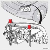 09 Underhåll och service 09 Byte av glödlampor Lossa kontaktdonet genom att först trycka på låssnäppet från undersidan och sedan dra upp det ett snäpp ovanifrån.