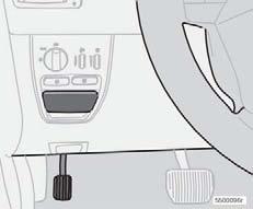 02 Instrument och reglage Parkeringsbroms, eluttag, m.m. Parkeringsbroms Parkeringsbromsen är placerad i golvhöjd, se bild, och verkar på brakhjulen när den är nedtryckt.