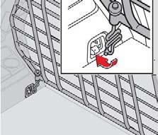 04 Skyddsgallret i lastutrymmet hindrar last eller husdjur från att åka fram i kupén vid kraftiga inbromsningar. Skyddsgallret måste alltid, av säkerhetsskäl, fästas och förankras på rätt sätt.