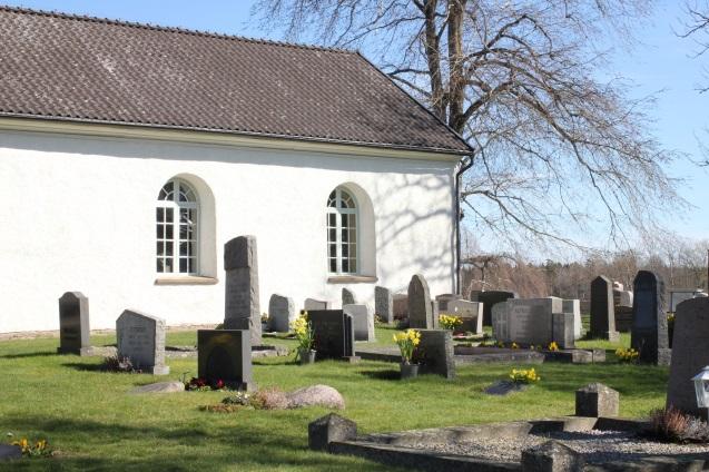 Marbäcks kyrkogård Under kyrkans korgolv finns ett gammalt gravkor. Före kyrkans utvidgning och restaurering år 1874 låg gravkoret utanför kyrkan, intill kyrkomuren.