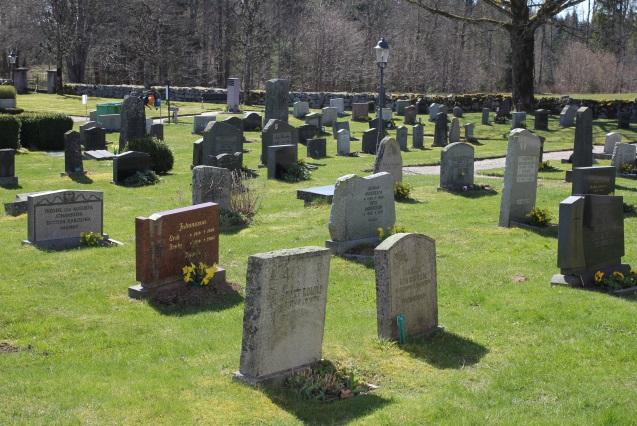 Den nya delen av kyrkogården färdigställdes och invigdes år 1915. Kyrkogården omgärdas av häckar i alla väderstreck, utom mot norr, där kyrkogården begränsas av ett kedjestaket.