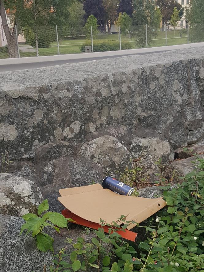 - Lämpligare/Bekvämare att röka vid en bänk. - Röka vid ingången för att visa hänsyn. - Flaskor längs stenmuren. - Inte lika brydda med alkohol i blodet.