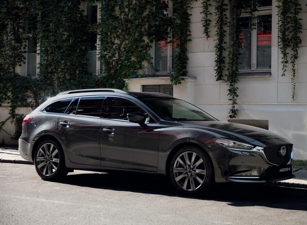A L L T H A N D L A R O M F Ö R A R E N Varje del av nya Mazda6 har designats och noggrant tillverkats för att erbjuda både förare och passagerare högsta möjliga komfort, i allt från den enastående