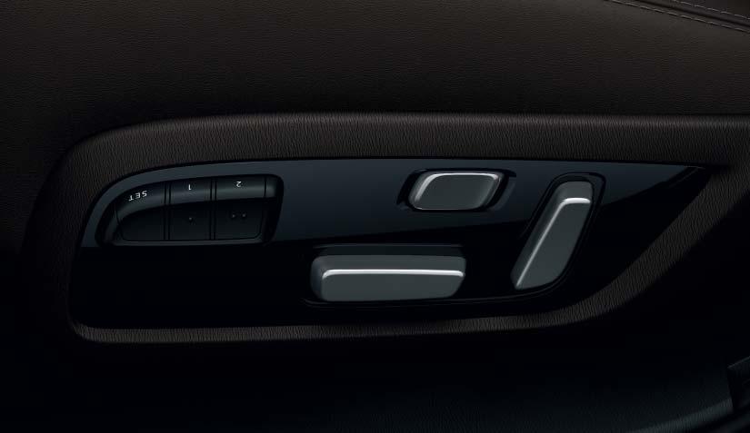 Komfort och kontroll går hand i hand i nya Mazda6 tack vare de nya digitala instrumenten och den aktiva kördisplayen som projiceras på vindrutan