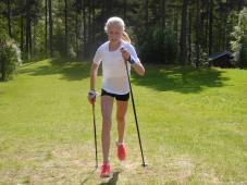 Tryck ifrån med stavarna och överkroppen och försök att sväva nära marken för att efterlikna glidfasen i diagonal skidåkning.