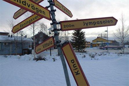 Förklaringarna till ojämställdheten finns också i det omgivande samhället? Unga kvinnor (och män) flyttar bort och flyttar inte tillbaka svårt att leva ett modernt liv med en mångfald av uttryck?