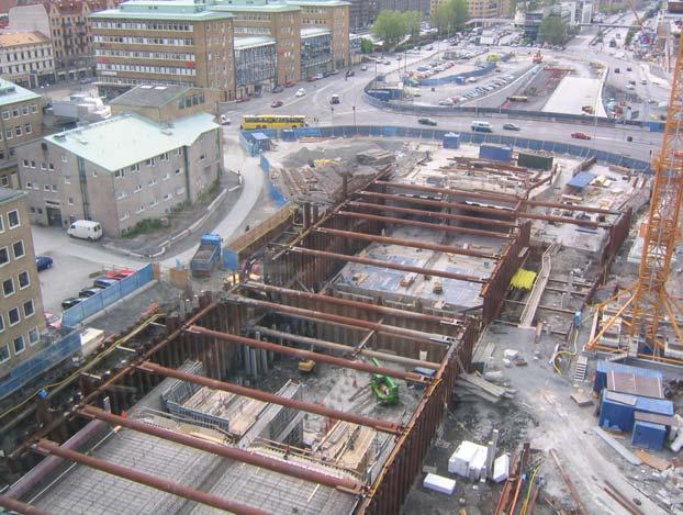 Pålningsordning I Figur 3.26 nedan kan arbetsordningen ses, siffrorna anger i vilken ordning de olika raderna har slagits. Skanska kunde i stort sett följa den tänkta pålningsordningen. Figur 3.26 Pålningsordning inom J2 Konstruktion Etapp 3A består av en tunneldel och två ramper som ska leda trafiken till/från tunneln.