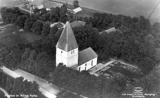 Bjälbo kyrkogård fotograferad från flyg 1935. Bild från Östergötlands länsmuseums arkiv.
