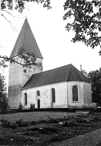 Av bilden framgår att denna del rymde ett stort antal grusbelagda och häckomgärdade gravar, särskilt i området