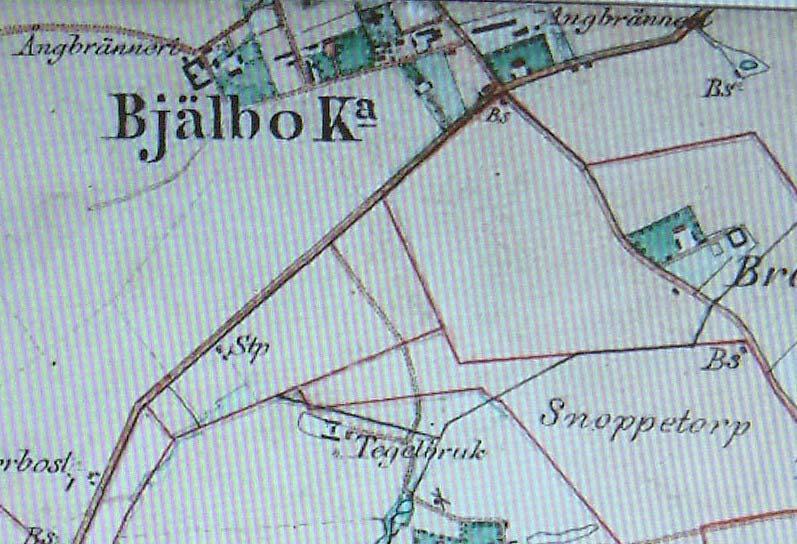 BJÄLBO KYRKOGÅRD Kyrkogården är placerad på en markerad ås i ett nästan trädlöst fullåkerslandskap. Den är något förskjuten mot öst i förhållande till den högsta höjden av åsen.