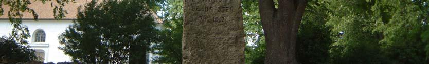 Strax söder om kyrkogårdsmuren och norr om parkeringen är en hög minnessten över Birger Jarl rest 1913 1.