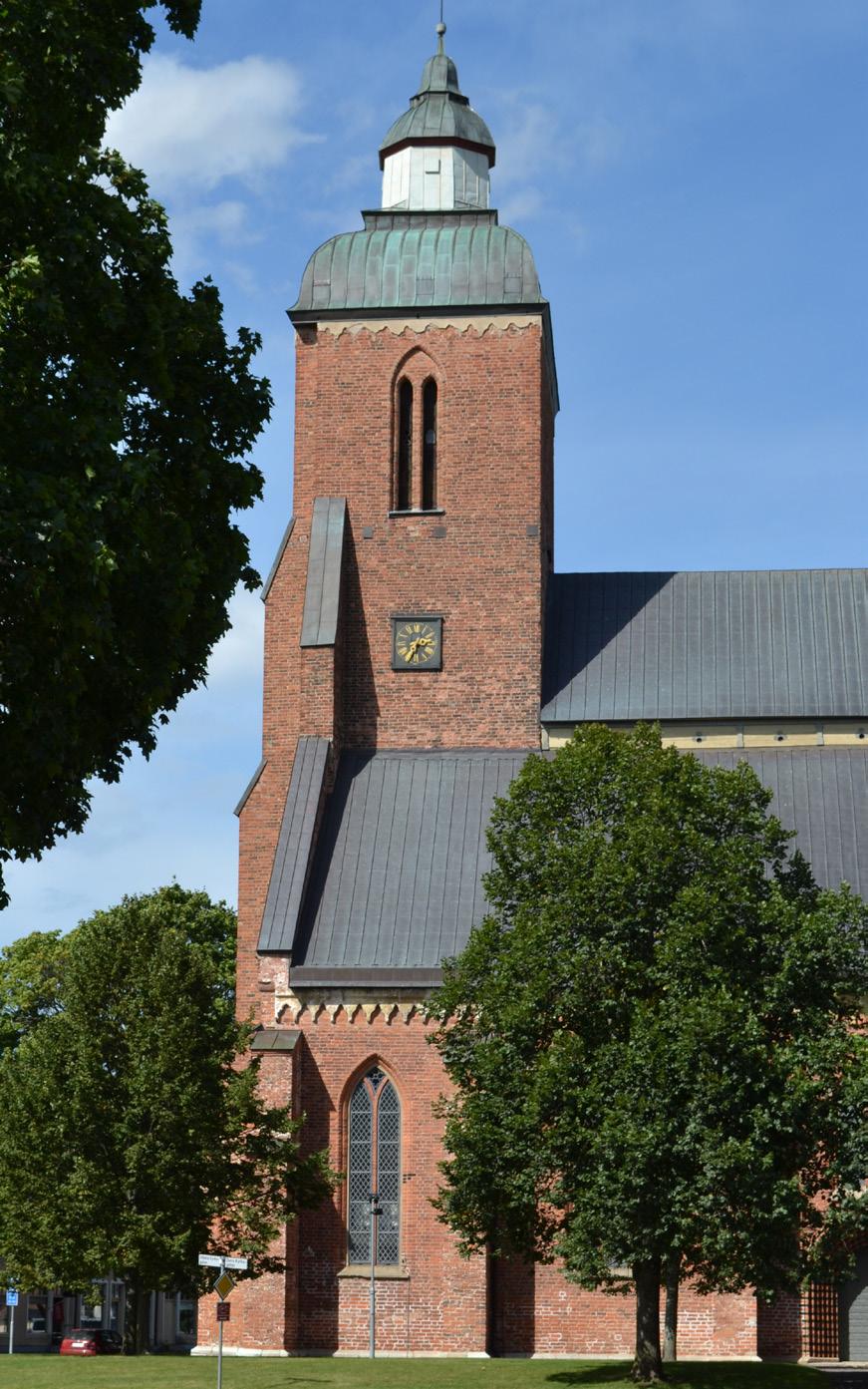 Efter arkeologiska utgrävningar på senare tid har man funnit att det tidigare låg en 1100- talskyrka i kalksten på platsen. Man fann också att det dessförinnan låg en träkyrka från 1000-talet här.
